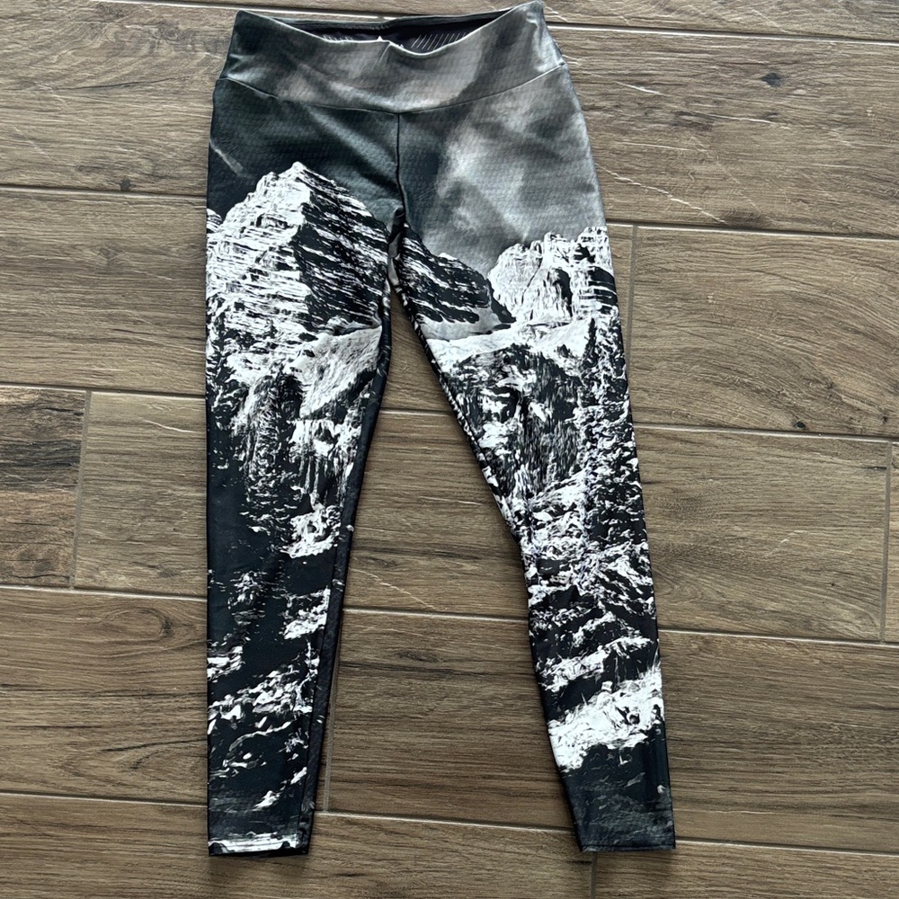 Mellivora Mountain Print Leggings